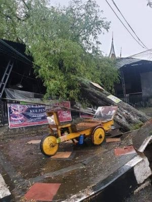 2 Orang Warga di Sambar Petir Saat Hujan Badai di Batusangkar