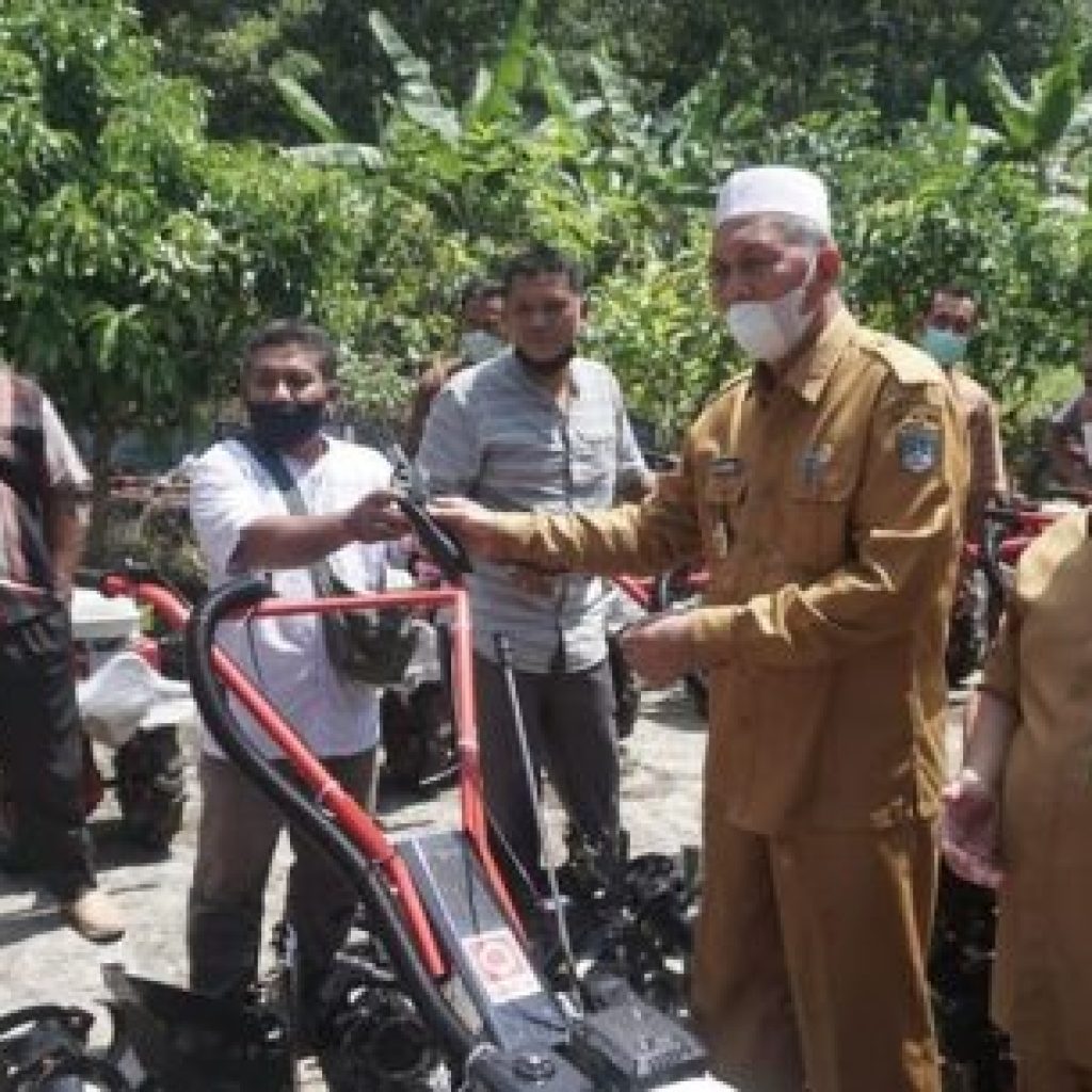 35 Kelompok Tani Terima Bantuan Alsintan Hamsuardi : "Manfaatkan Sebaik-baiknya"