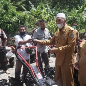 35 Kelompok Tani Terima Bantuan Alsintan Hamsuardi : “Manfaatkan Sebaik-baiknya”