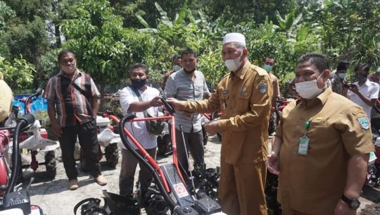 35 Kelompok Tani Terima Bantuan Alsintan Hamsuardi : "Manfaatkan Sebaik-baiknya"