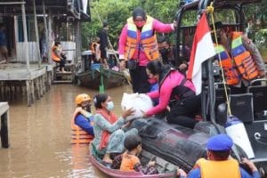 Blusukan Bagikan Bansos Ke Warga Terpencil, Kapolda Kalteng bersama Ketua Bhayangkari