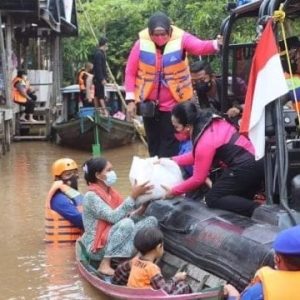 Blusukan Bagikan Bansos Ke Warga Terpencil, Kapolda Kalteng bersama Ketua Bhayangkari