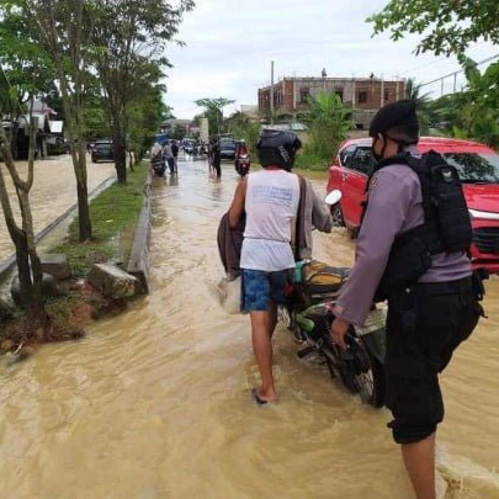 Sigap Dalam Bencana Banjir, Polresta Samarinda Dirikan Tenda/Pos Pantau di Wilayah Rawan Banjir