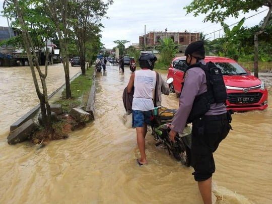 Sigap Dalam Bencana Banjir, Polresta Samarinda Dirikan Tenda/Pos Pantau di Wilayah Rawan Banjir