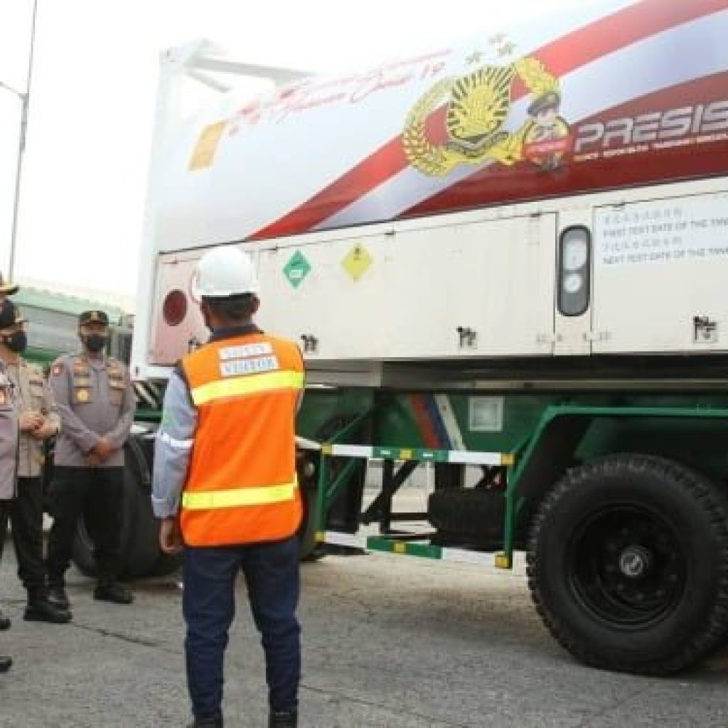 Kapolri Serahkan 10 Iso Tank untuk Indonesia Antisipasi Ketersediaan Oksigen