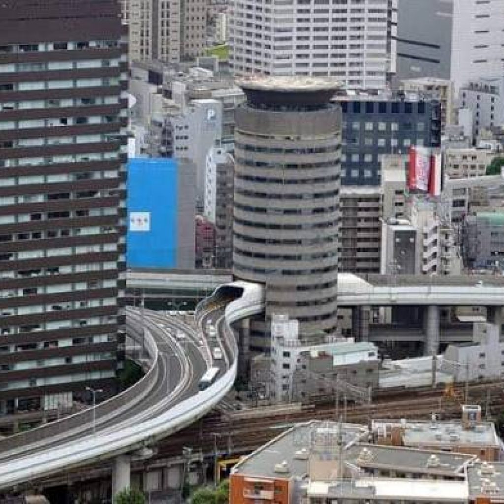 Di Jepang ada jalan tol unik karena jalan tol ini menembus gedung bertingkat