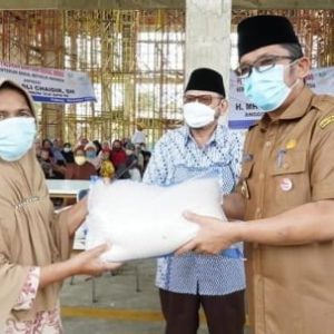 Anggota DPR RI Asli Chaidir Berikan Bansos Beras untuk Warga Padang, Wako Hendri Septa : Alhamdulillah ini berkah buat kita semua