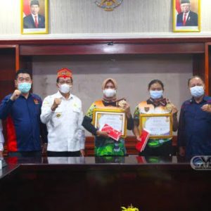 Bupati Murung Raya Serahkan Piagam dan Bonus Kepada Atlet Dayung