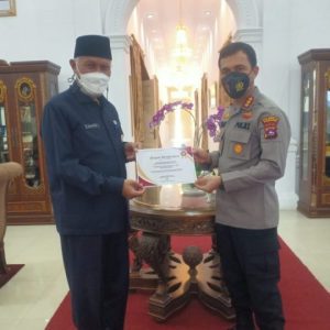 Gubernur Sumbar Beri 4 Penghargaan kepada Kapolresta Padang