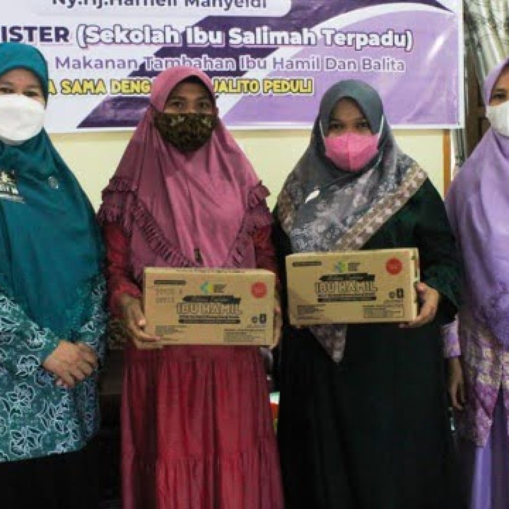 IJP Peduli Ibu Hamil dan Balita, Ummy Hatneli Serahkan Biskuit Bergizi 30 Dus