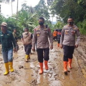 Kapolres Pasaman Barat Tinjau Longsor di Talamau, Akses Jalan Sudah Bisa Dilalui Kendaraan