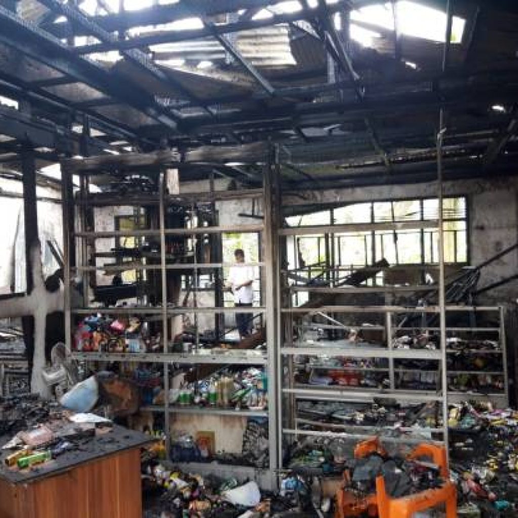 Kebakaran di Jalan Raya Indarung Hanguskan 5 Toko di depan Spbu Indarung Kota Padang