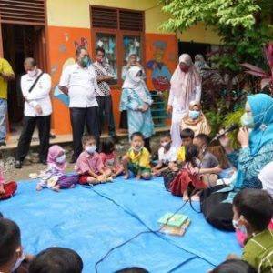 Mari Tumbuhkan Minat Baca Anak Sedari Dini, Ny. Genny Hendri Septa mengunjungi PAUD Holistik Integratif (HI) Melati Pepaya