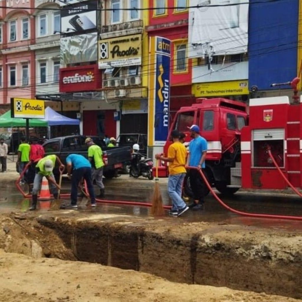 Masyarakat Bukittinggi Terganggu Debu Proyek Drainase : Wako Instruksikan Goro