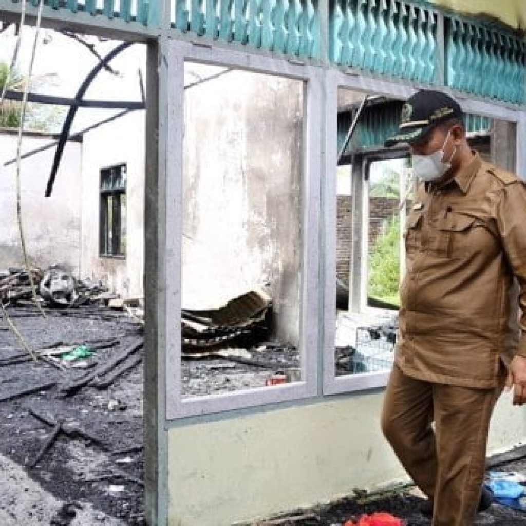Pasca Kebakaran Sekretariat Komunitas TDC di Desa Ampalu, Wawako Pariaman Langsung Terjun Kelokasi