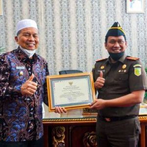 Pemkab Pasbar berikan Penghargaan kepada Kejari Yang Berhasil Menyelamatkan Kerugian Negara Rp. 5,3 miliar