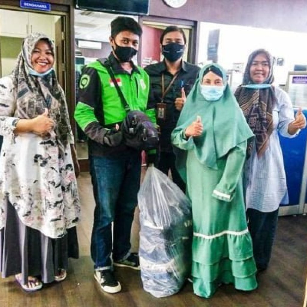 Pengemudi Ojol Diam-diam Antarkan Baju Bekas