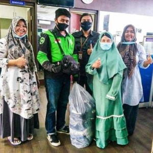 Pengemudi Ojol Diam-diam Antarkan Baju Bekas