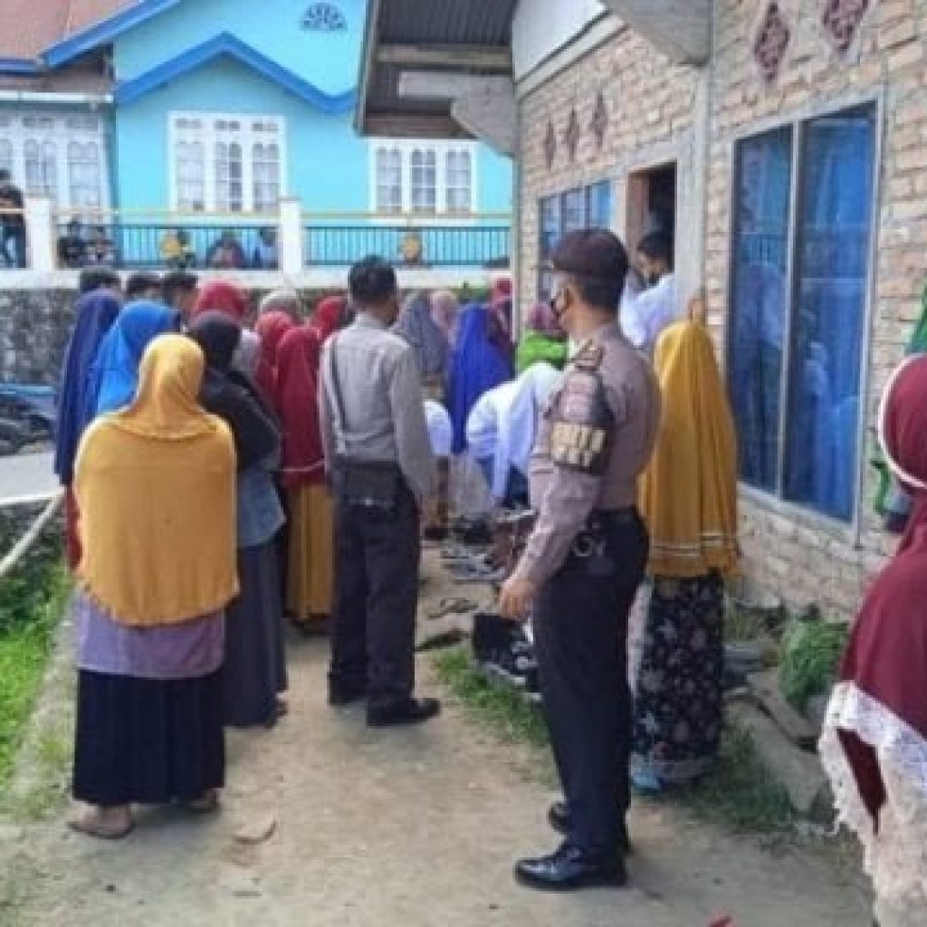 Seorang perempuan paruh baya ditemukan dalam keadaan meninggal dunia tergantung