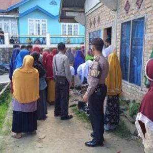 Seorang perempuan paruh baya ditemukan dalam keadaan meninggal dunia tergantung