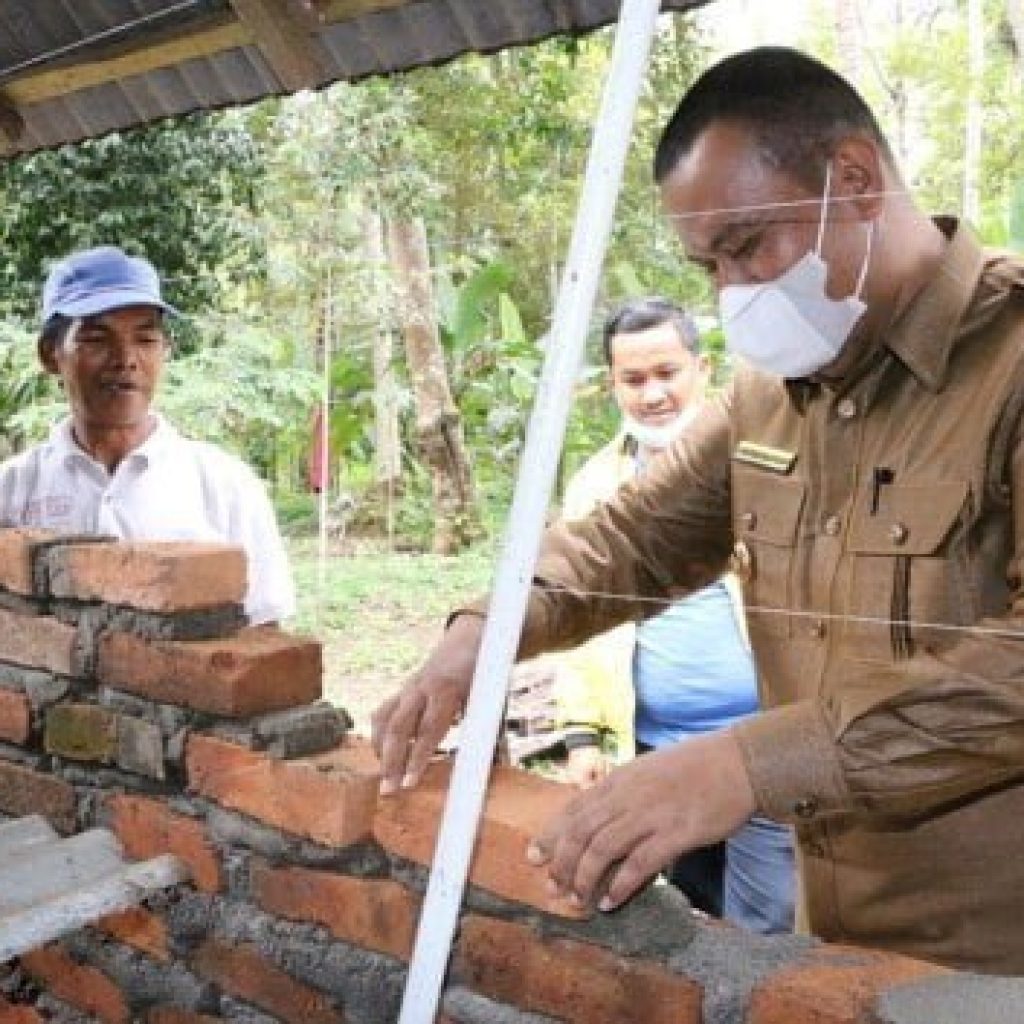 Terima Bantuan Rutilahu, Misliani Warga Desa Bato Merasa Terharu
