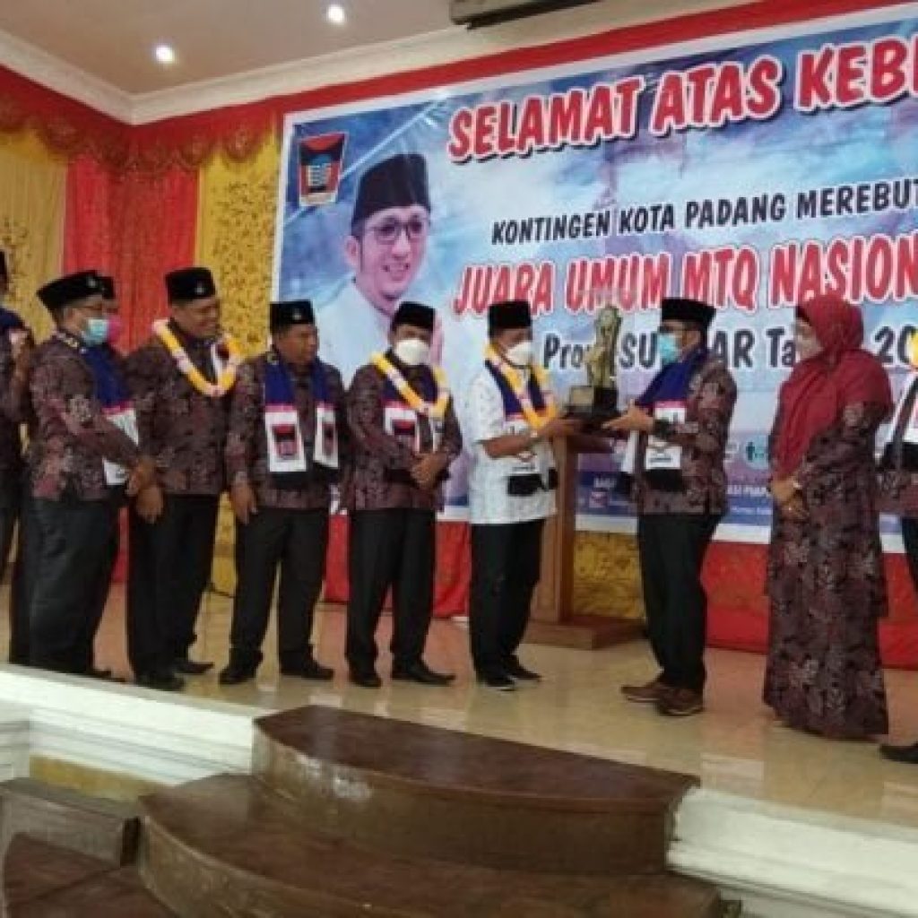 Trophy Juara Umum MTQ Kembali ke Kota Padang