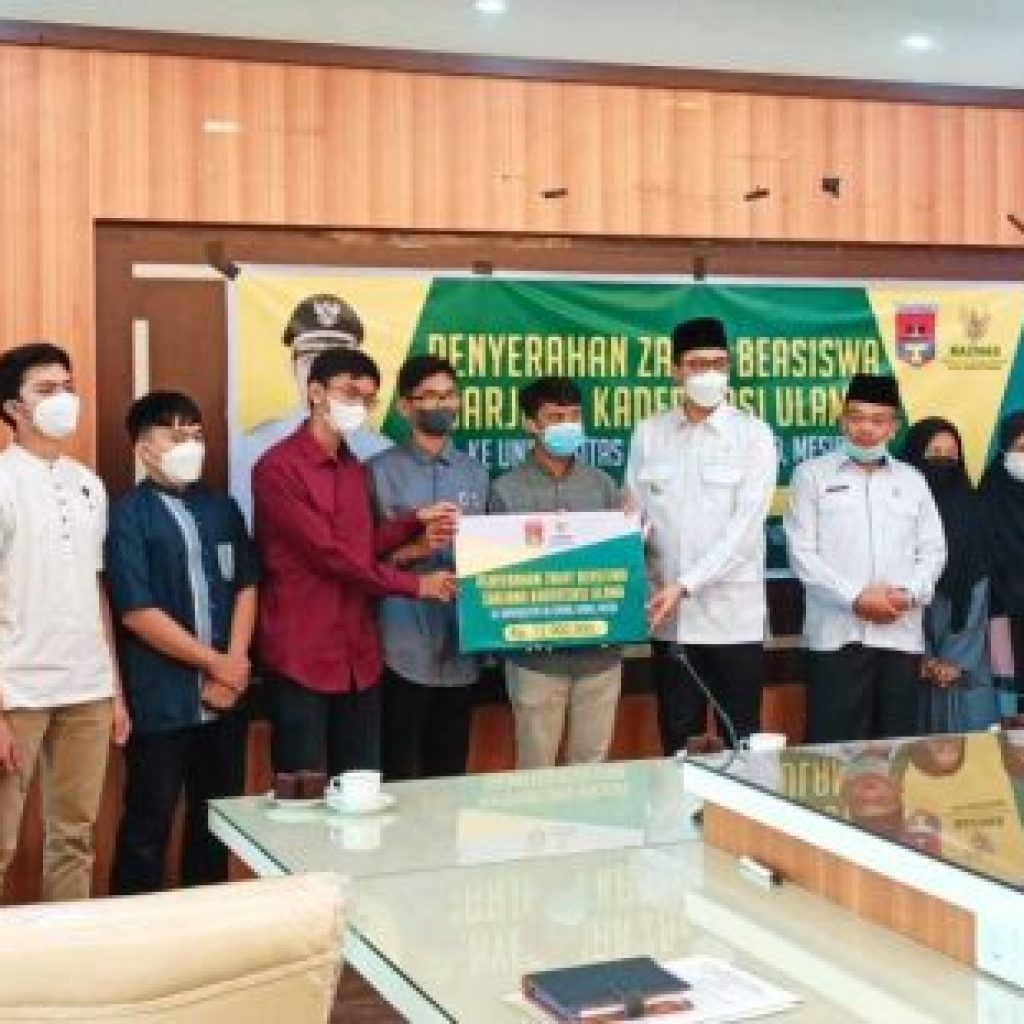 Wako Bukittinggi Serahkan Beasiswa Sarjana Kaderisasi Ulama