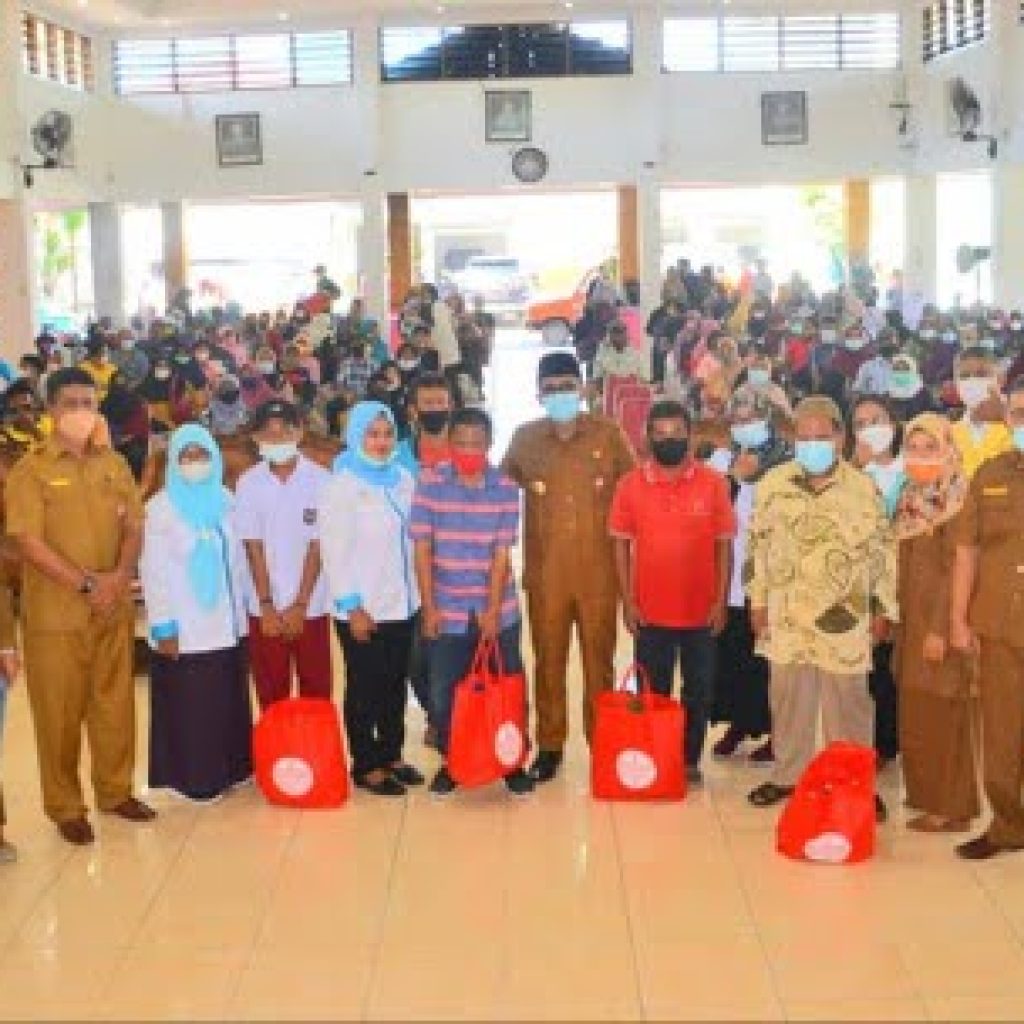 Wako Hendri Septa Serahkan Bantuan Paket Kebutuhan Dasar Bagi 168 Penyandang Disabilitas