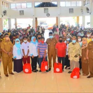 Wako Hendri Septa Serahkan Bantuan Paket Kebutuhan Dasar Bagi 168 Penyandang Disabilitas
