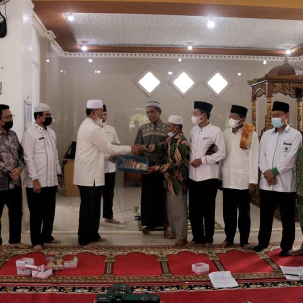 Bupati Hamsuardi dan Wabup Risnawanto Laksanakan 'Jumat Berkah' di Masjid Nurul Iman Ophir