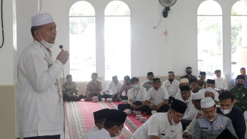 Bupati Hamsuardi dan Wabup Risnawanto Laksanakan 'Jumat Berkah' di Masjid Nurul Iman Ophir