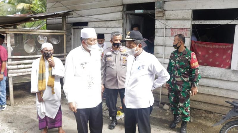 Bupati Hamsuardi dan Wabup Risnawanto Laksanakan 'Jumat Berkah' di Masjid Nurul Iman Ophir