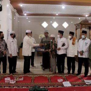 Bupati Hamsuardi dan Wabup Risnawanto Laksanakan ‘Jumat Berkah’ di Masjid Nurul Iman Ophir