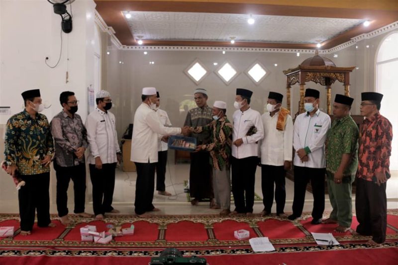 Bupati Hamsuardi dan Wabup Risnawanto Laksanakan 'Jumat Berkah' di Masjid Nurul Iman Ophir
