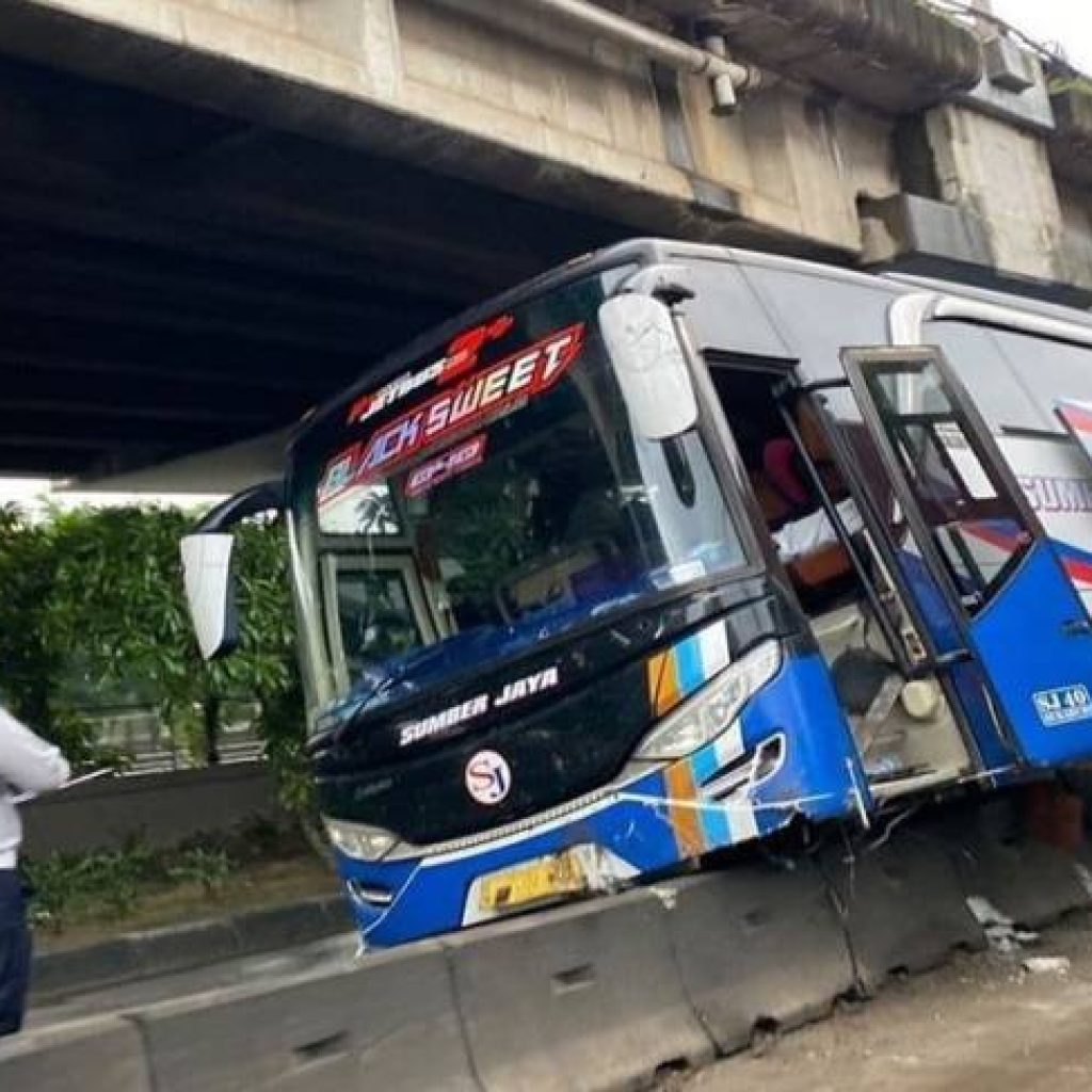 Bus AKAP Tabrak Separator Busway di Plumpang, Netizen: Kirain Transjakarta Lagi