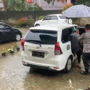 Kapolsek Ranah Batahan Bagikan Sembako Untuk Warga Yang Terdampak Banjir