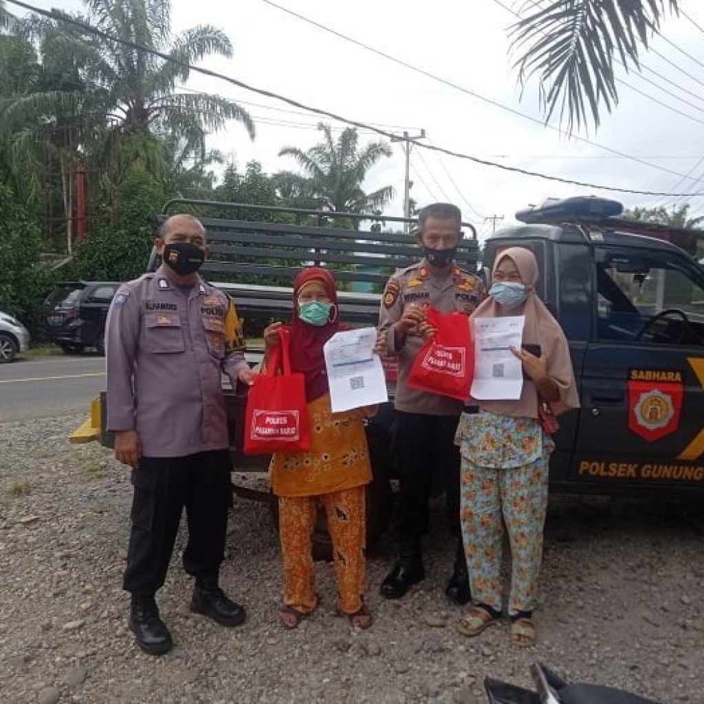 Kapolsek Gunung Tuleh AKP WIRMAN Bagikan Sembako untuk Mendorong Masyarakat untuk Sadar Vaksin