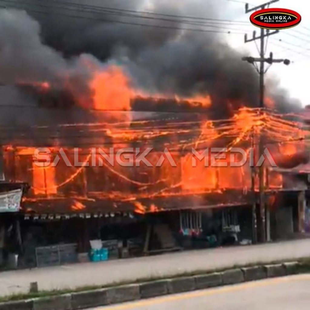 Kebakaran di Depan Pasar Bandar Buat Kota Padang, Hanguskan 16 Kios