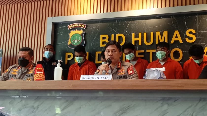 Keroyok Anggota Polisi, Pembalap Liar Gunakan Pistol Korek Untuk Memukul Keroyok Anggota Polisi, Pembalap Liar Gunakan Pistol Korek Untuk Memukul