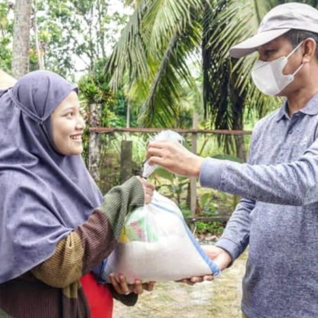 Kunjungi Korban Tebing Runtuh di Desa kampong Apa - Genius Umar Berikan Bantuan Sembako