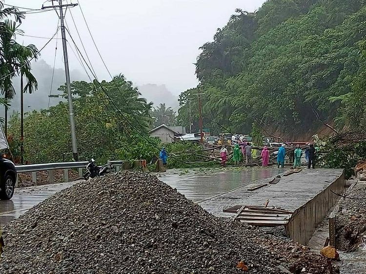 Pohon Tumbang di Indarung, Pantai Air Manis dan Mobil Tertimpa Tiang Listrik di kota Padang