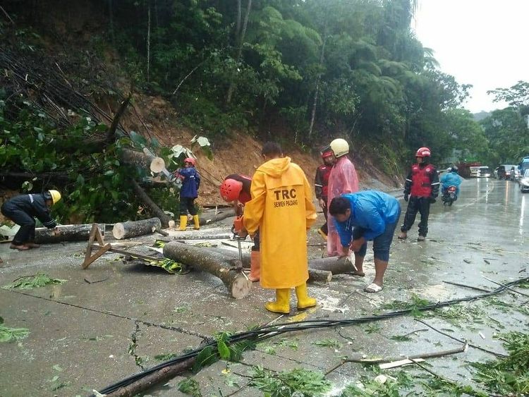 Pohon Tumbang di Indarung, Pantai Air Manis dan Mobil Tertimpa Tiang Listrik di kota Padang