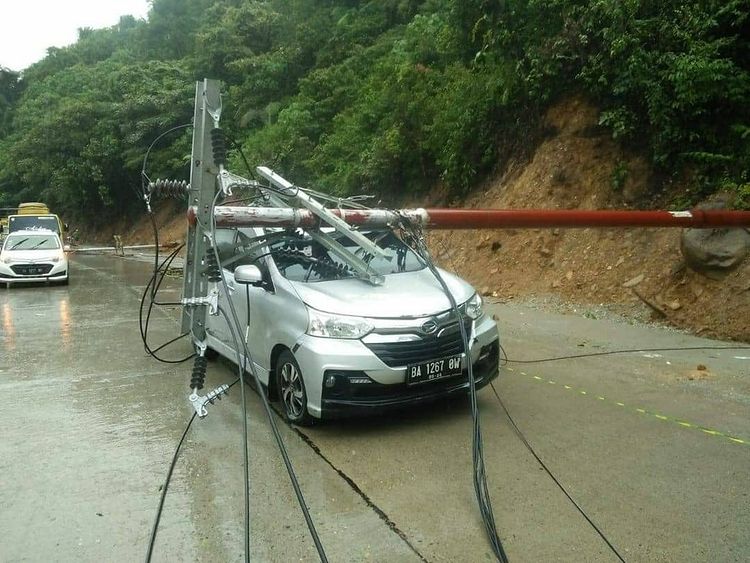 Pohon Tumbang di Indarung, Pantai Air Manis dan Mobil Tertimpa Tiang Listrik di kota Padang