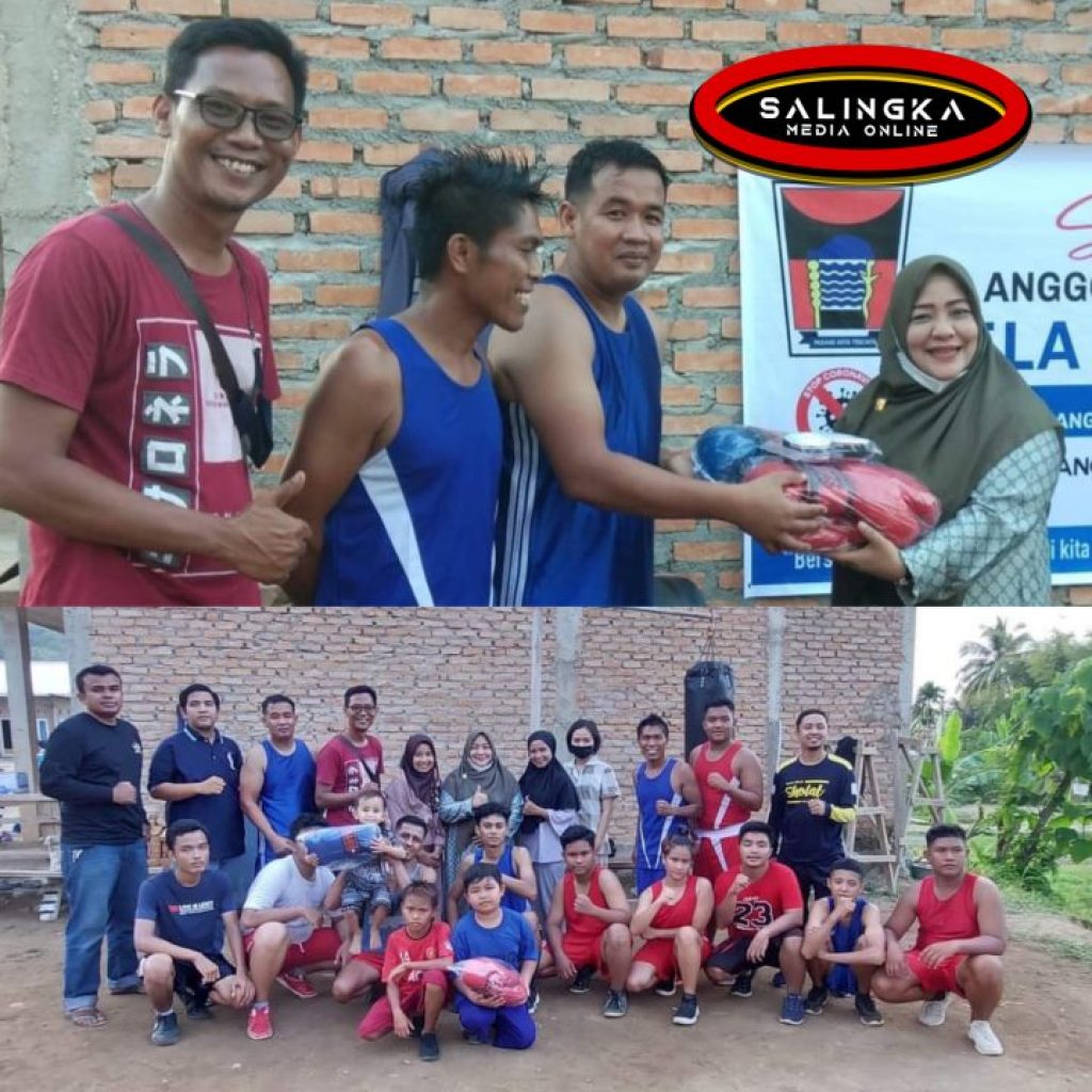 Dua Pasang Sarung Tinju Biserahkan Untuk Sasana Luki Boxing Champ