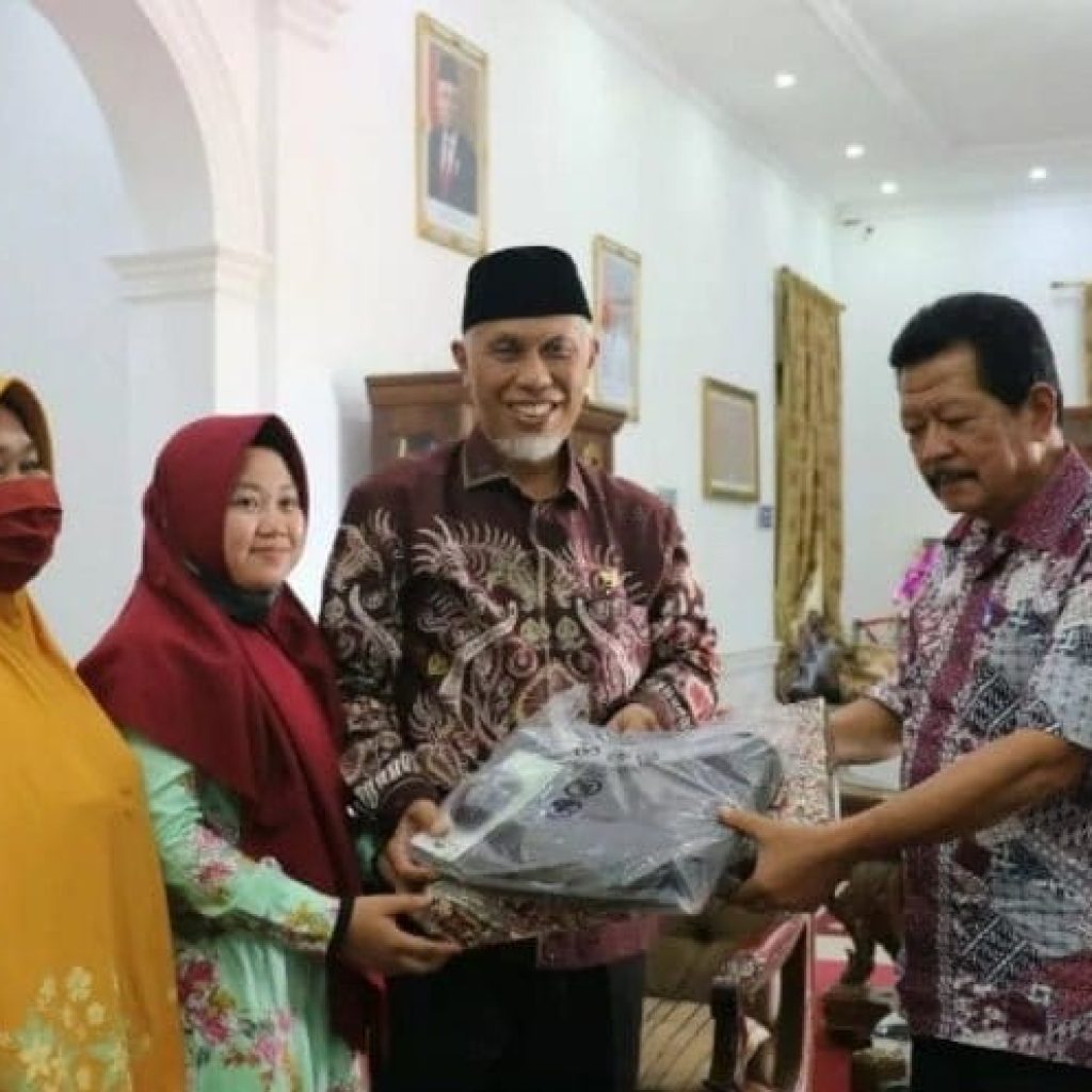 Dukung Melani Produktif Menulis, Gubernur Sumbar Hadiahkan Laptop