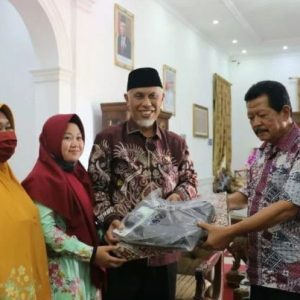 Dukung Melani Produktif Menulis, Gubernur Sumbar Hadiahkan Laptop