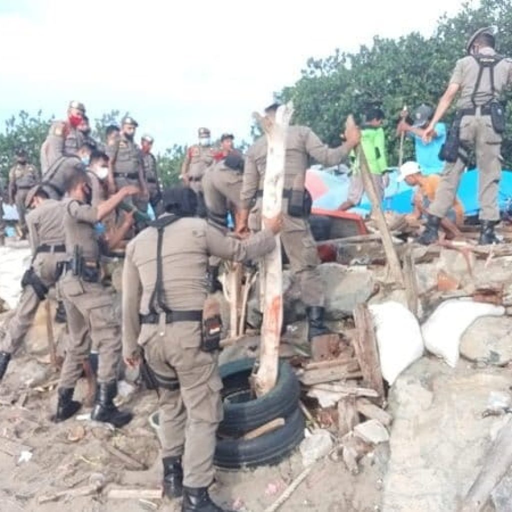 Hambat Pemandangan Ke Laut Serta Hindari Perbuatan Maksiat di Pantai Padang - Payung Dan Lapak PKL Di tertibkan Satpol PP