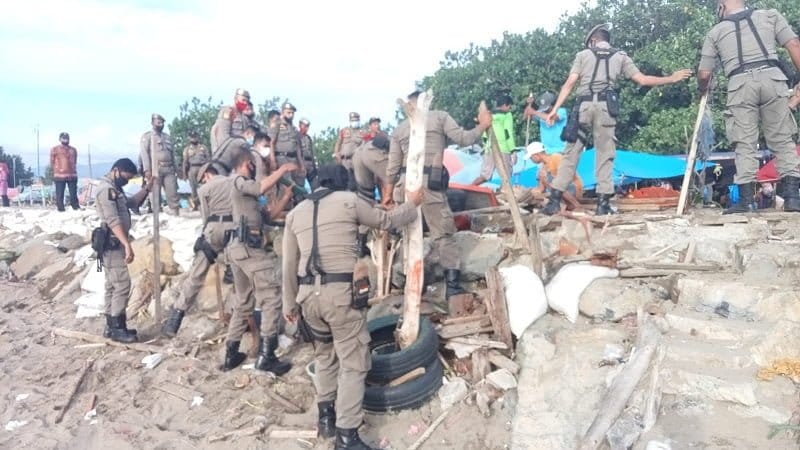 Hambat Pemandangan Ke Laut Serta Hindari Perbuatan Maksiat di Pantai Padang - Payung Dan Lapak PKL Di tertibkan Satpol PP Hambat Pemandangan Ke Laut Serta Hindari Perbuatan Maksiat di Pantai Padang - Payung Dan Lapak PKL Di tertibkan Satpol PP