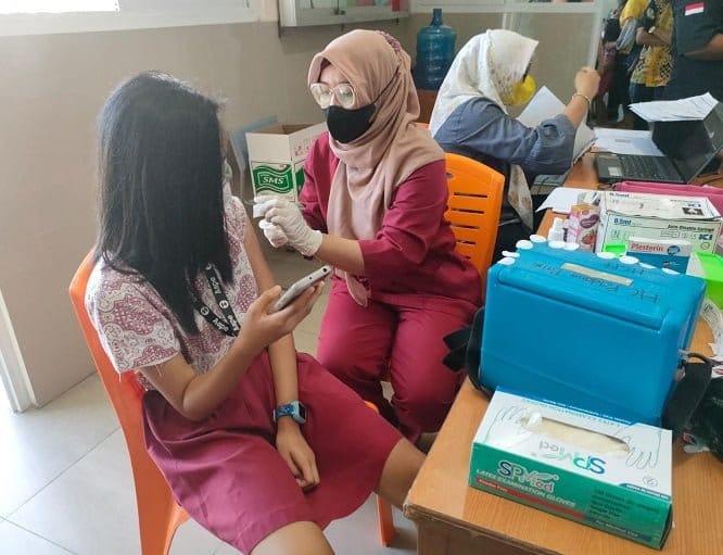 Hilangkan Ketakutan dengan Jarum Suntik, Siswa SD di Padang Tonton Video BTS Hilangkan Ketakutan dengan Jarum Suntik, Siswa SD di Padang Tonton Video BTS