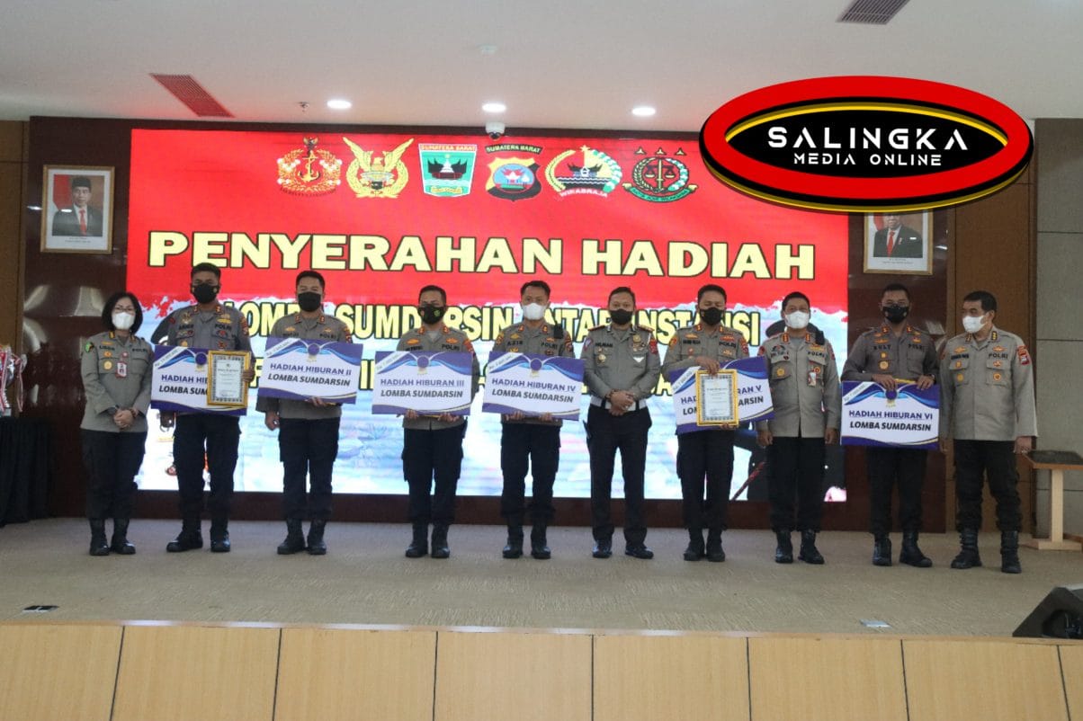 Polres Pasaman Barat Menerima Penghargaan Dan Hadiah Dalam Lomba Sumdarsin